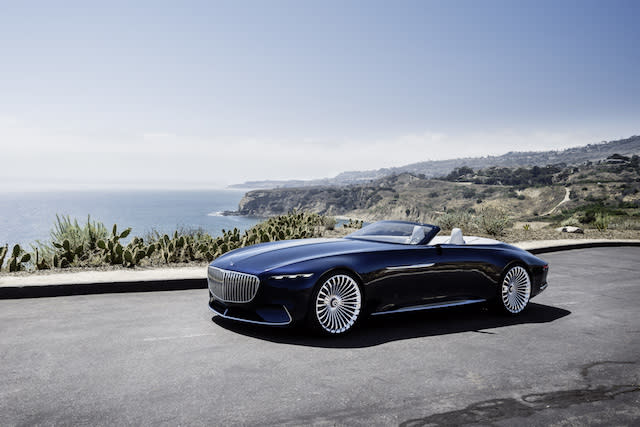 Das fast sechs Meter lange Vision Mercedes-Maybach 6 Cabriolet nimmt mit seiner extrem langen Motorhaube und den puristisch flieÃŸenden Linien klassische Proportionen des Art dÃ©co auf und interpretiert diese Ã¤sthetischen Prinzipien gleichzeitig vÃ¶llig neu. Measuring almost six metres in length, the Vision Mercedes-Maybach 6 Cabriolet incorporates the classic proportions of art deco design with its extremely long bonnet and puristic, flowing lines, and at the same time completely reinterprets these aesthetic principles. 