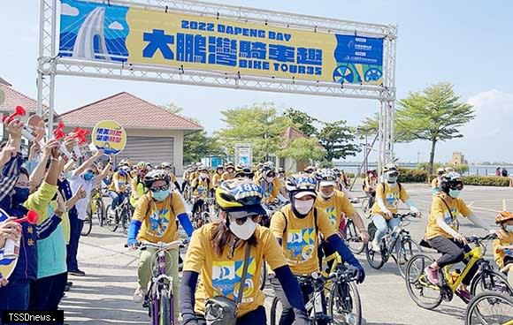 圖：屏東縣大鵬灣Bike Tour35騎車趣活動，吸引秋冬單車輕旅行熱潮。（記者毛莉攝）