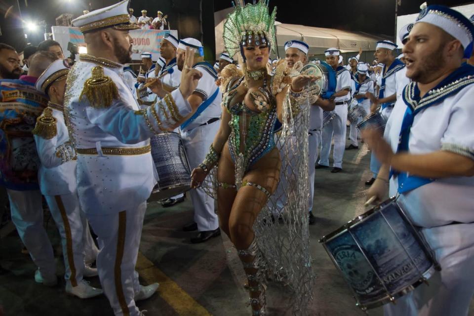 A escola de samba Rosas de Ouro contou a história da tatuagem no Sambódromo do Anhembi. O samba-enredo se chamava “Arte à Flor da Pele. A Minha História Vai Marcar Você”. (Foto: Futura Press)