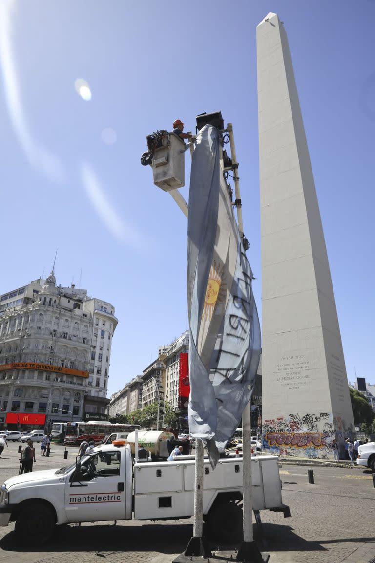 Una bandera de la Argentina que quedó colgada