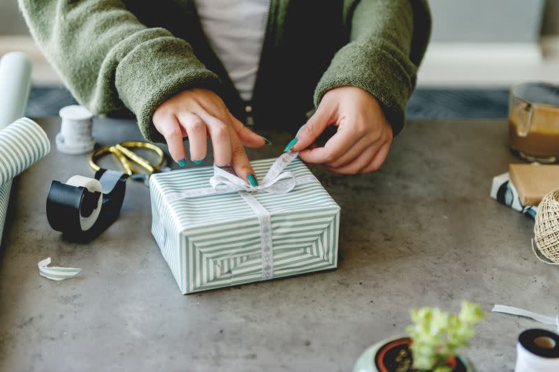 Das Einpacken der Weihnachtsgeschenke kann mit diesem einfachen Hack kinderleicht sein. [Foto: Getty]