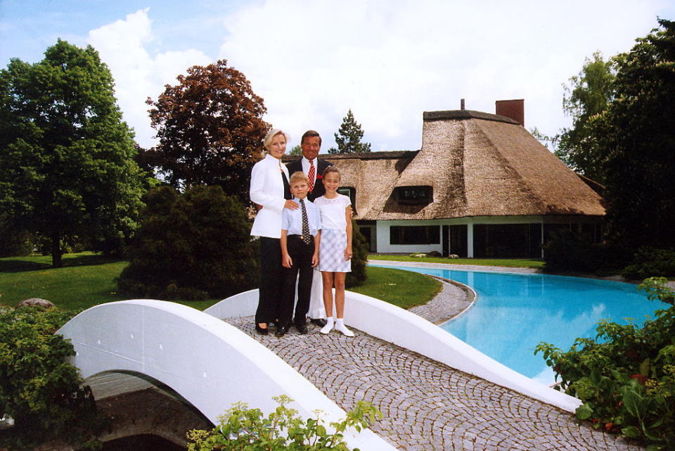 Die Familie Grupp auf ihrem Anwesen in Burladingen im Jahr 2000. - Copyright: Joachim Schulz/ullstein bild via Getty Images