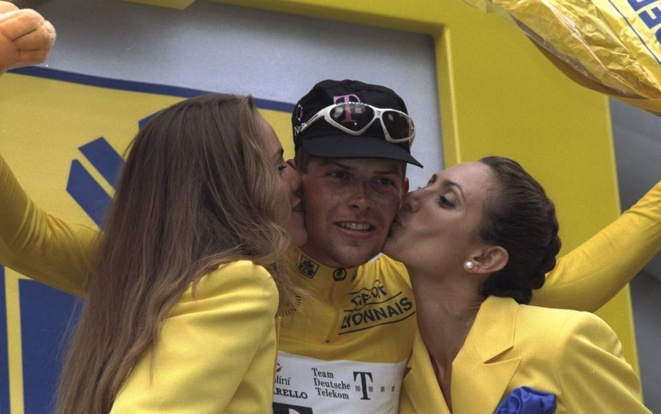 Man muss kein Radsport-Fan sein, damit es beim Namen Jan Ullrich klingelt und kribbelt: Tour de France, historischer Sieg. 1997 war Jan Ullrich ganz oben auf. Auch dank seines "Edelhelfers" Udo Bölts. (Bild: Phil Cole / Allsport / Getty Images)