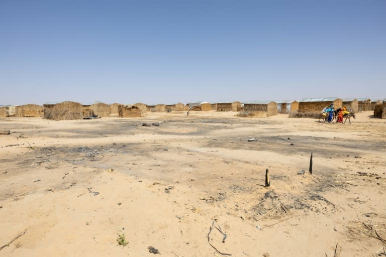 Unos rectángulos con ceniza negra, marcados en el suelo en el campamento de refugiados de Tongori, en Chad, en una imagen del 11 de abril de 2024 (Joris Bolomey)