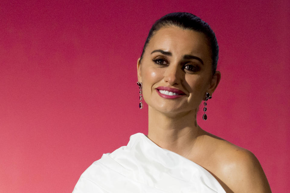 La carrière de Penélope Cruz n’aurait évidemment pas la même saveur sans ses nombreuses collaborations avec Pedro Almodóvar. Le réalisateur espagnol a offert certains de ses plus beaux rôles à sa muse, que ce soit dans <em>Tout sur ma mère, Volver</em> ou le récent <em>Douleur et gloire</em>. Cité par <em>Elle</em>, le cinéaste explique en quoi c'est une comédienne unique : "<em>Penélope est quelqu'un de très émotif, et c'est une chance qu'elle ait choisi une profession où elle peut exprimer quelque chose qui serait trop intense à porter pour une personne normale. Elle souffrirait beaucoup sinon... Et encore, peut-être souffre-t-elle déjà trop</em>". <em>(Photo by Juan Naharro Gimenez/WireImage via Getty Images)</em>