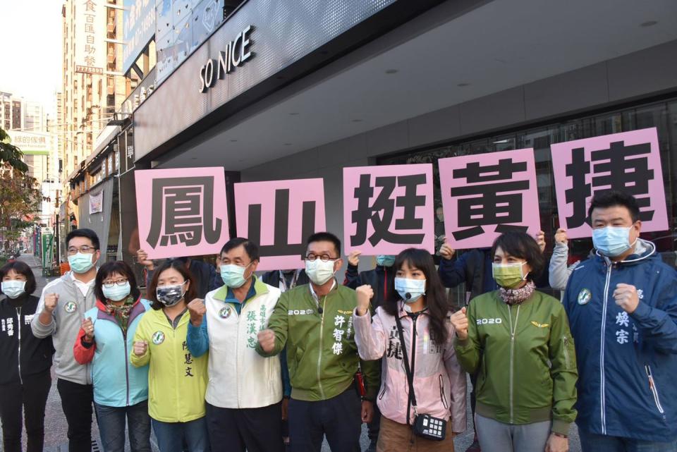 邱議瑩今日陪同黃捷在青年路、建國路口向民眾拜票。   圖：截取自邱議瑩臉書