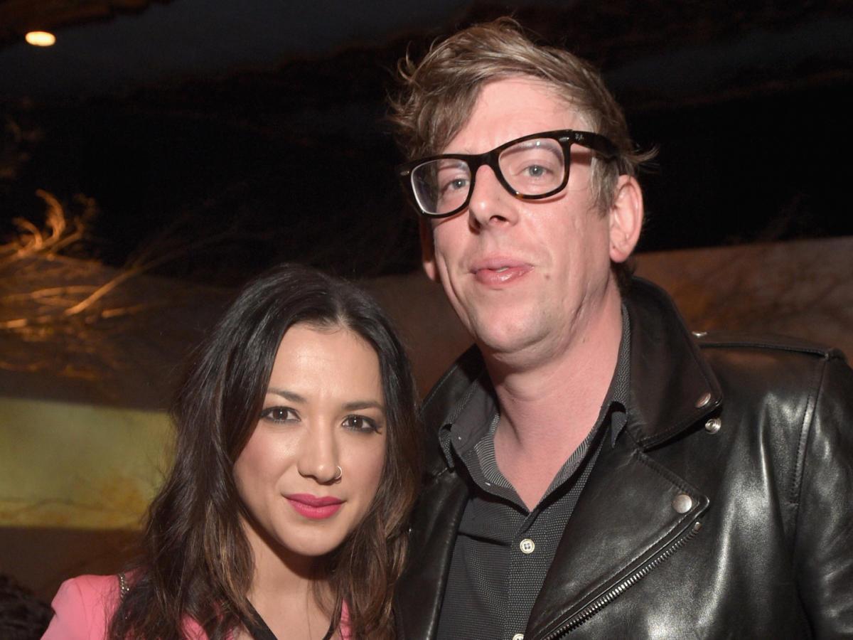 Michelle Branch and Patrick Carney Kiss in Bar After Suspending