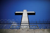 La cruz original fue reemplazada por una con luces LED de 20 metros de altura y se restauró igualmente el cartel de “Holy Land USA”. (Foto: Brian Snyder / Reuters).