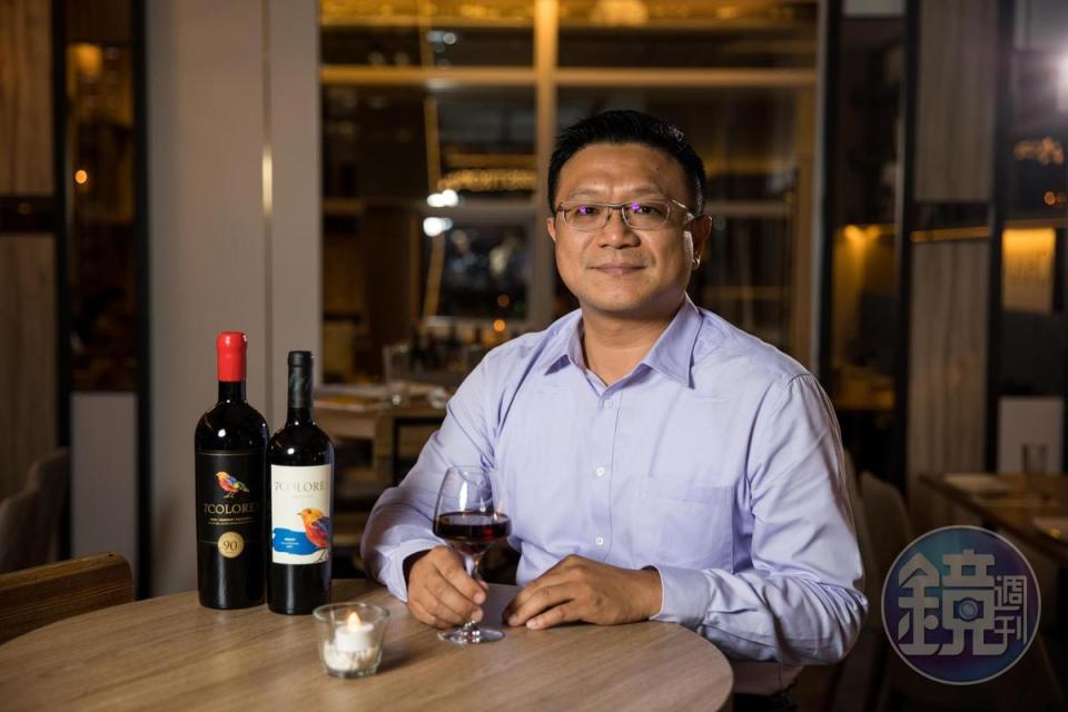 「家鄉事業」業務副理蘇裕棠說，「七色鳥」葡萄酒的搭餐方式很多變，價位也豐儉由人。
