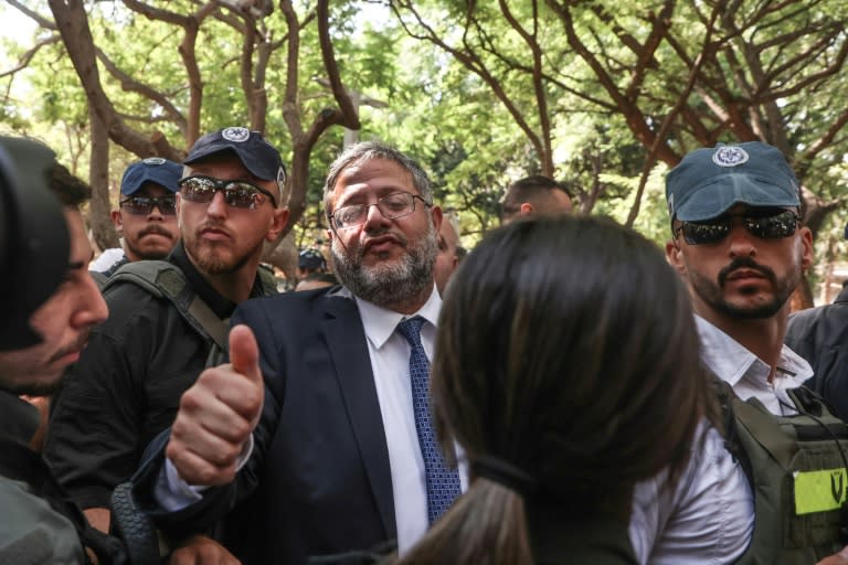 El ministro israelí de Seguridad Nacional, Itamar Ben Gvir (C), visita Holon, cerca de Tel Aviv, donde un ataque con cuchillo dejó dos muertos el 4 de agosto de 2024 (GIL COHEN-MAGEN)
