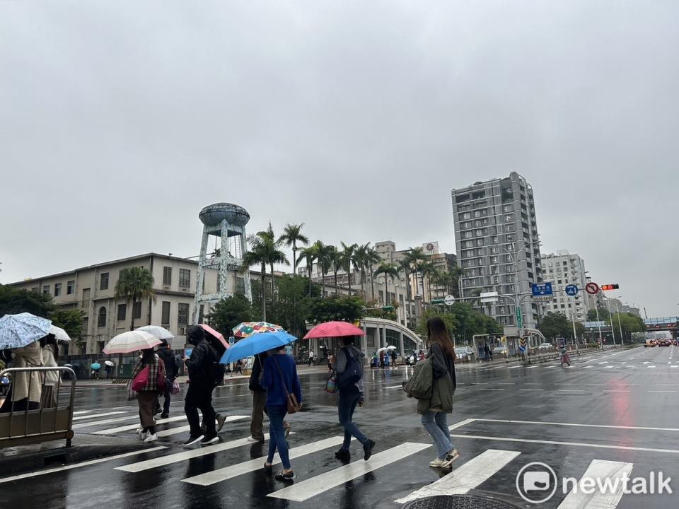 天氣風險公司分析師提醒，今日華南雲雨區東移，中部以北、東半部地區及南部山區、澎湖、金門有局部短暫陣雨。   圖：林岑韋／攝（資料照）