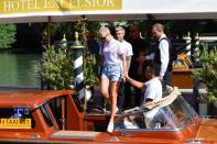 Terminamos con uno de los últimos estilismos informales que ha llevado en su reciente visita a Venecia. Un conjunto formado por una camiseta de Versace (a juego con la de su marido), shorts vaqueros y zapatillas. (Foto: Alberto Pizzoli / AFP / Getty Images)