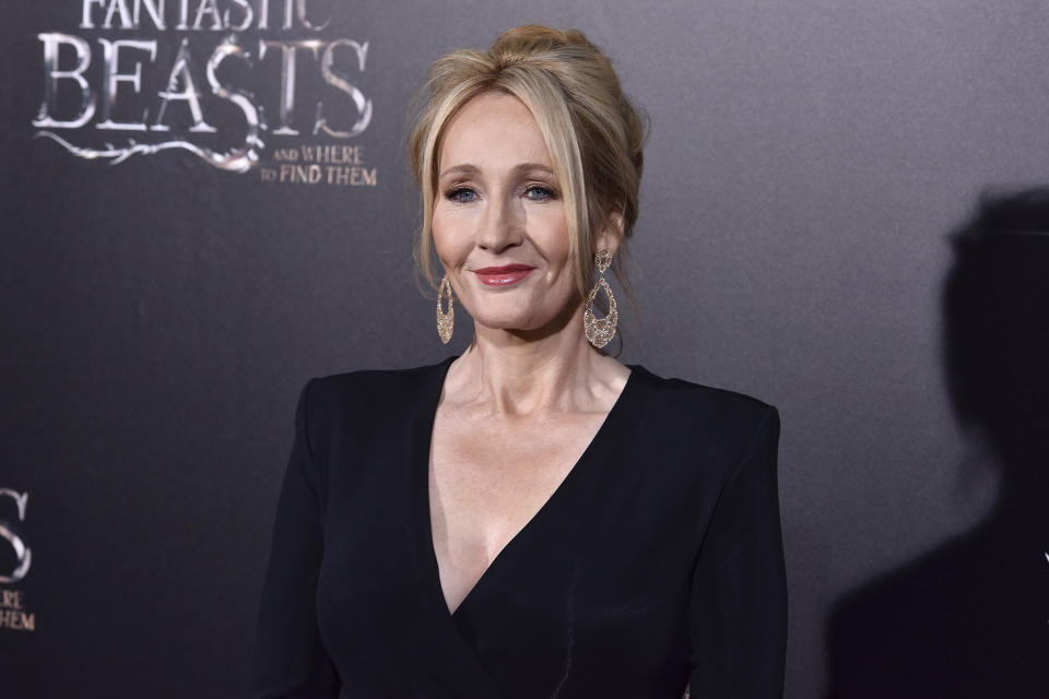 <p>Ein handgeschriebenes Märchenbuch aus der Feder von Harry-Potter-Schöpferin Joanne K. Rowling wurde für 2,75 Millionen Euro versteigert. Der Auktionspreis sei der höchste, der jemals bei einer Versteigerung eines zeitgenössischen Manuskripts erzielt wurde, teilte Sotheby’s mit. </p>