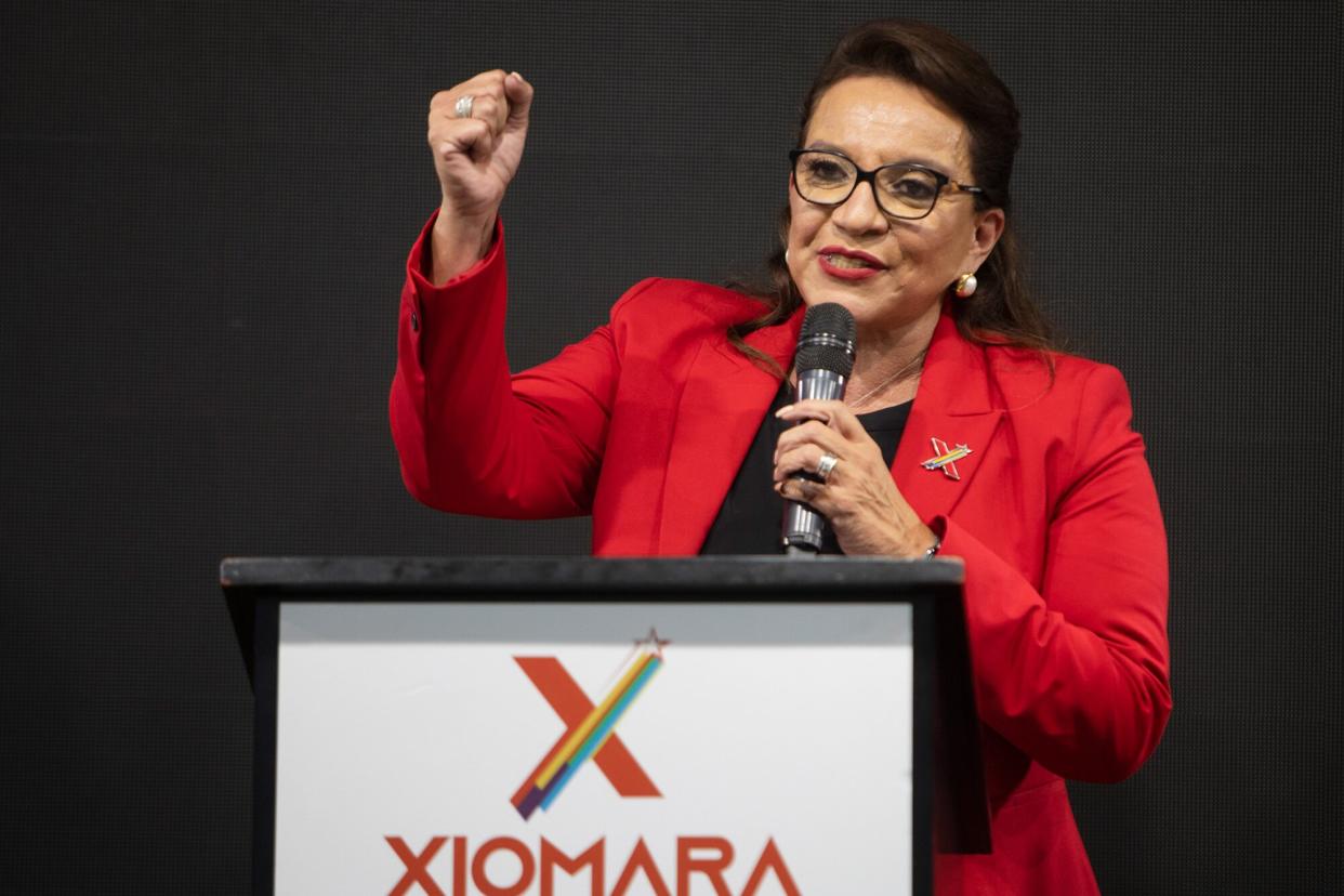 TEGUCIGALPA, HONDURAS - NOVEMBER 28: Xiomara Castro, Presidential Candidate of the Libertad y Refundacion (Libre) Party, speaks at a press conference on November 28, 2021 in Tegucigalpa, Honduras. According to the National Electoral Council, Castro received 53,44% of the votes and the candidate of the ruling National Party, Nasry Asfura received 33.8% with over 16% of the votes counted. Hondurans elected the successor of Juan Orlando Hernandez, as well as deputies to congress and municipal mayors. The three main parties in contention are National, Liberal and Free, which seek to reach the presidency of the Central American country. (Photo by Inti Ocon/Getty Images)