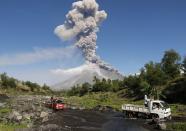 <p>FRM08. DARAGA (FILIPINAS), 23/01/2018. Aldeanos filipinos escapan a un área segura mientras el volcán Mayon entra en erupción hoy, martes 23 de enero de 2018, en la ciudad de Daraga, provincia de Albay (Filipinas). El Instituto Filipino de Vulcanología y Sismología (PHIVOLCS) elevó el 22 de enero el nivel de alerta para el volcán Mayon en medio de temores de una erupción mayor en las próximas horas o días. “Más de 26,000 personas han sido evacuadas a refugios en el área. La zona de peligro se extiende a un radio de 8 kilómetros desde el respiradero de la cumbre. Se recomienda encarecidamente al público que esté atento y desista de ingresar a esta zona de peligro”, agregó el PHIVOLCS. EFE/FRANCIS R. MALASIG </p>