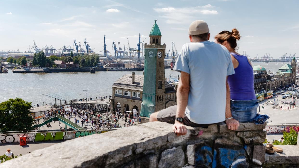 Spätsommerwetter an den Landungsbrücken in Hamburg: Schönes Wetter wird 2019 mit weiblichen Vornamen verbunden sein - Tiefdruckgebiete sollen männliche Namen tragen. Foto: Markus Scholz