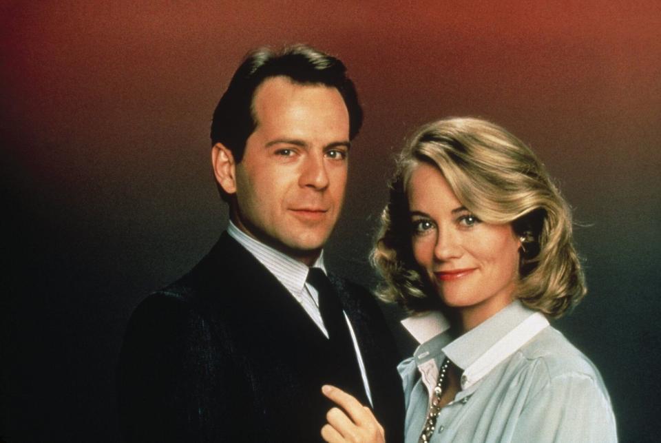 Sie waren ein TV-Traumpaar und sind absoluter 80er-Kult: In "Das Model und der Schnüffler" lieferten sich Privatdetektiv David Addison (Bruce Willis) und seine Chefin Madelyn "Maddie" Hayes (Cybill Shepherd) witzige Verbalschlachten. Für Willis bedeutete die Serie den Durchbruch in Hollywood ... (Bild: Sony Pictures Home Entertainment)