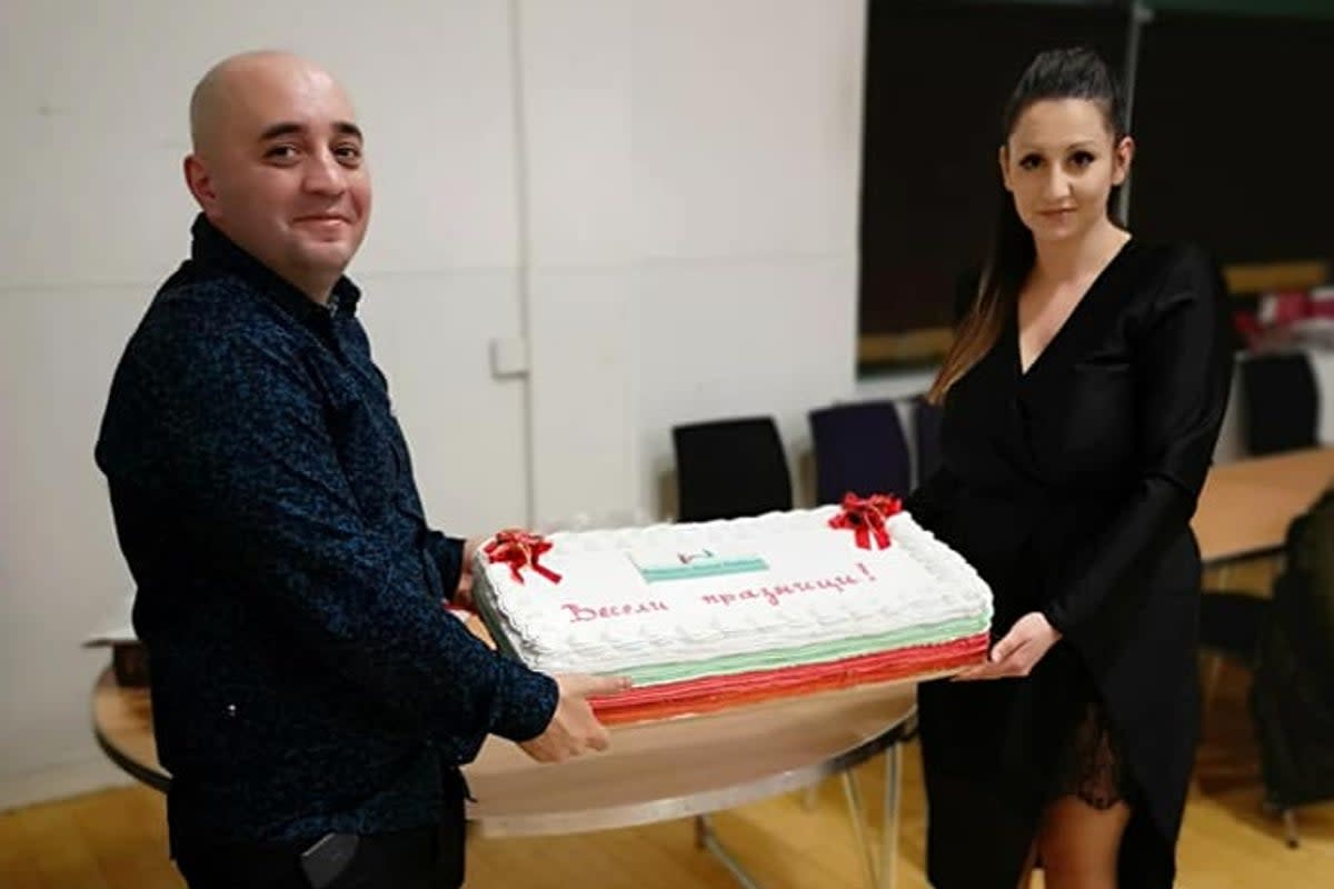 Biser Dzhambazov and Katrin Ivanova holding a cake which reads ‘happy holidays’ (Facebook)