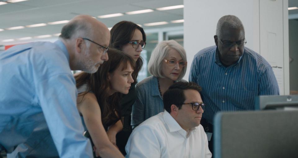 New York Times journalists Matt Purdy (Frank Wood, far left), Megan Twohey (Carey Mulligan), Jodi Kantor (Zoe Kazan), Rebecca Corbett (Patricia Clarkson), Rory Tolan (Davram Stiefler) and Dean Baquet (Andre Braugher) ready their Weinstein expose in "She Said."