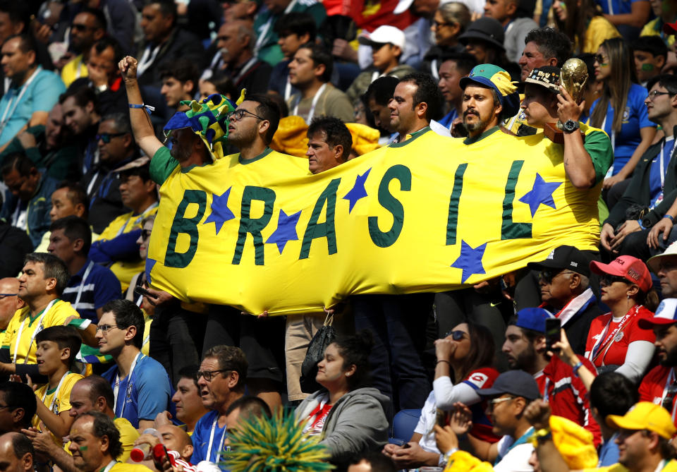 <p>Den Anfang machen Brasilen und Costa Rica. Diese Fans der Seleçao setzen von Beginn auf Teamgeist. Zu sechst stecken sie in einem Trikot. </p>