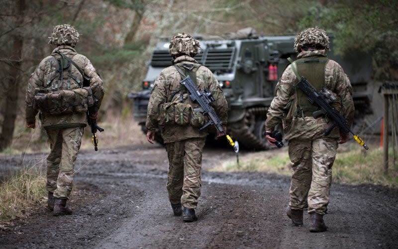 Personnel from Mercer's Troop, G Battery, 7 Parachute Regiment and the Royal Horse Artillery on Exercise Steel Sabre. - Credit: MOD