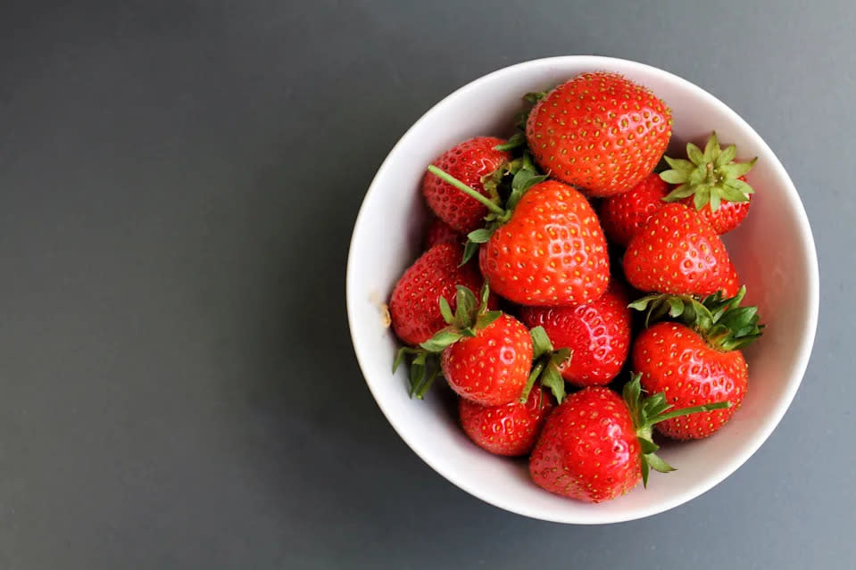 Eine tägliche Portion Erdbeeren, die es jetzt im Sommer überall zu kaufen gibt, könnte bei übergewichtigen Menschen die Herzgesundheit verbessern. (Stockfoto, Getty Images)