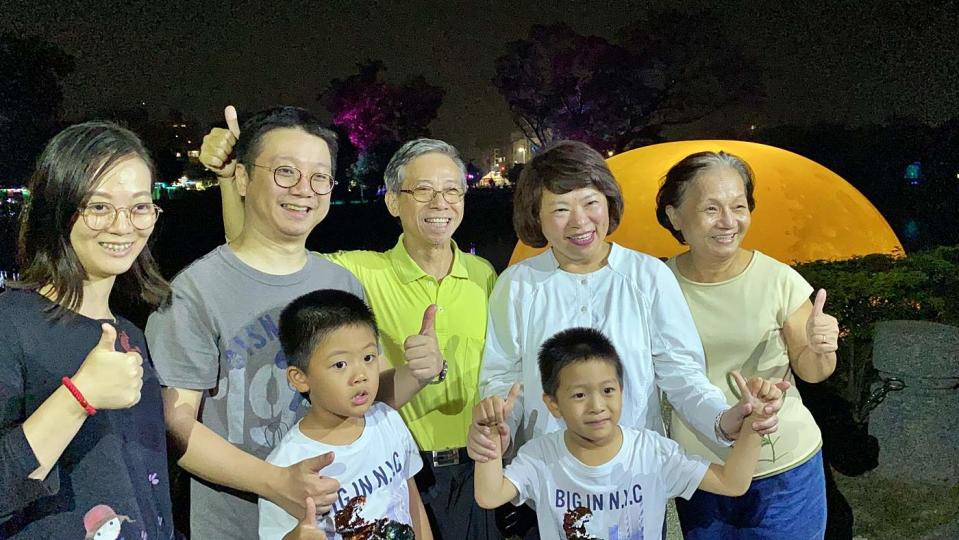 嘉義市長黃敏惠到北香湖公園的光織影舞展場與民眾同樂。   圖：嘉義市政府/提供