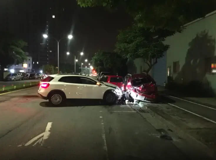 ▲台中女駕駛賓士，酒後駕車出門撞上路邊停放的3台轎車。（圖／翻攝自記者爆料網）