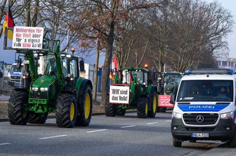 A convoy of tractors drives to a protest rally in front of the DB maintenance plant for ICE 4 trains. German Chancellor Olaf Scholz and Brandenburg's Minister President Woidke are guests at the opening of the plant. Jens Kalaene/dpa