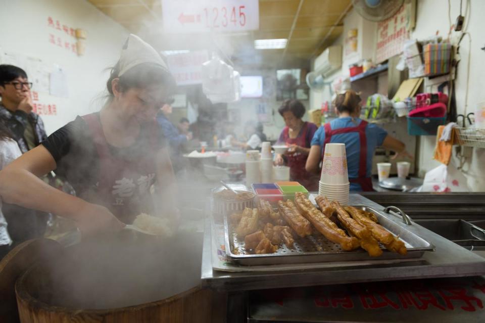 冒著白煙的桶蒸糯米飯，是「老戴豆漿大王」店頭的美麗風景。