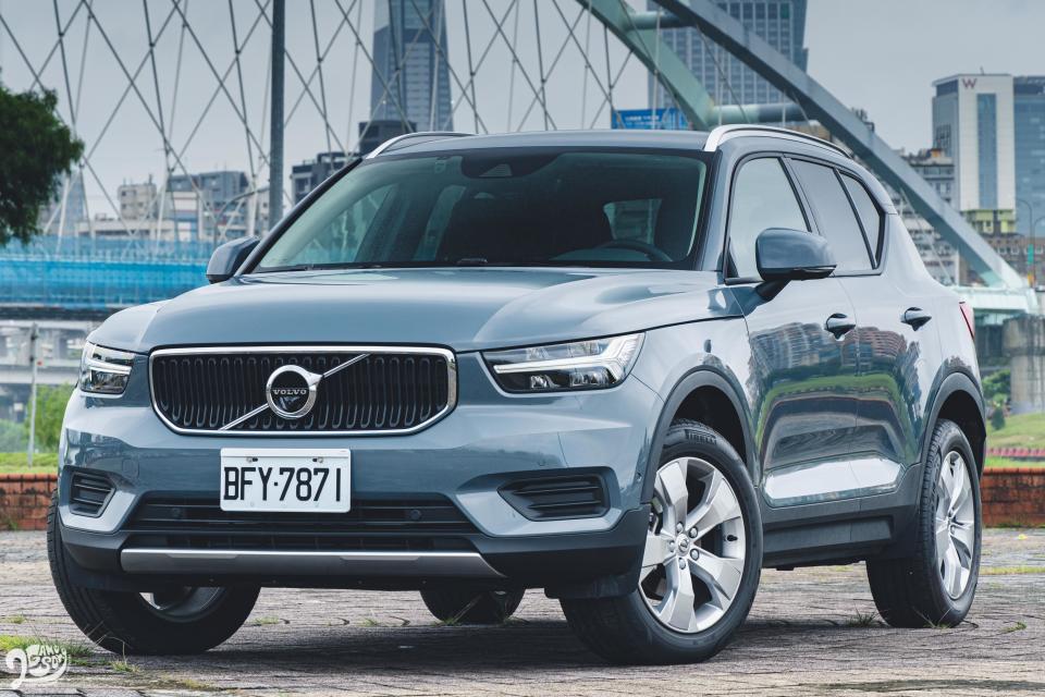 XC40 T3 Momentum 僅提供單色選擇，頂規的 B5 R-Design 才提供雙色。