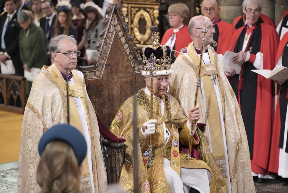 El rey Carlos III tras ser coronado con la Corona de San Eduardo por el arzobispo de Canterbury, el reverendo Justin Welby, durante su ceremonia de coronación en la Abadía de Westminster en Londres el sábado 6 de mayo de 2023. (Jonathan Brady/Pool Photo vía AP)