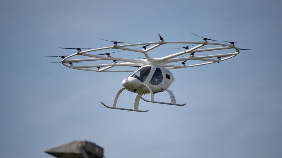 Ein Volocopter hebt ab - elektrisch angetrieben.