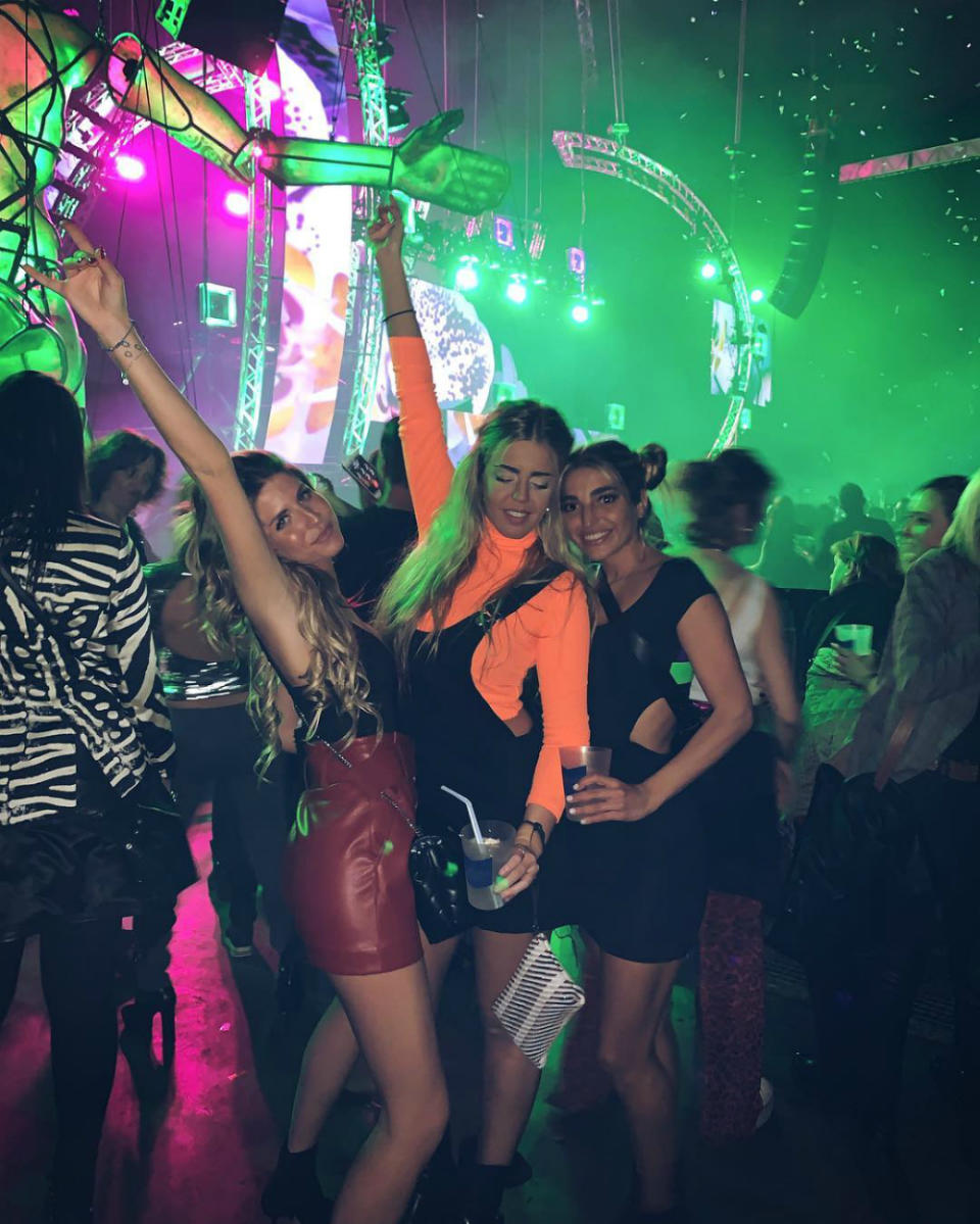 La estudiante del Business en The College for International Studies comparte numerosas instantáneas junto a sus amigas. Con ellas se fue el pasado 11 de marzo al concierto de DJ Nano en Madrid. (Foto: Instagram / <a href="https://www.instagram.com/p/Bu3eXsmhThx/" rel="nofollow noopener" target="_blank" data-ylk="slk:@martorresss;elm:context_link;itc:0;sec:content-canvas" class="link ">@martorresss</a>)