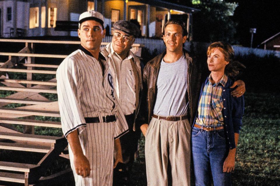 FIELD OF DREAMS, Ray Liotta, James Earl Jones, Kevin Costner, Amy Madigan