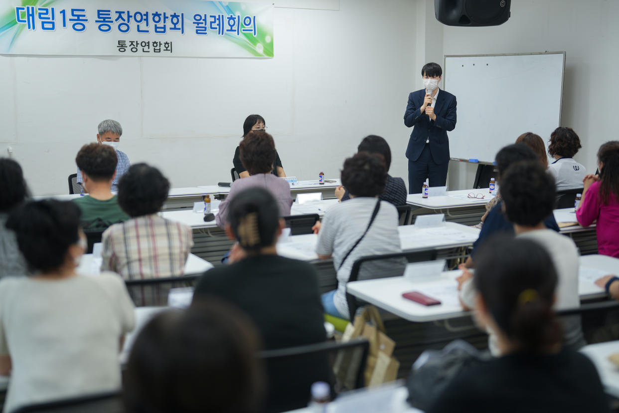 Lee Yechan, quien fue electo para la asamblea de distrito de Yeongdeungpo-gu, habla con residentes de Seúl, Corea del Sur, el 27 de junio de 2022. Lee mencionó que pidió un préstamo para financiar su campaña. (Chang W. Lee/The New York Times)

