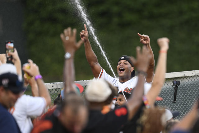 Orioles score 7 runs in 1st inning, pound the Yankees 9-3 to stay