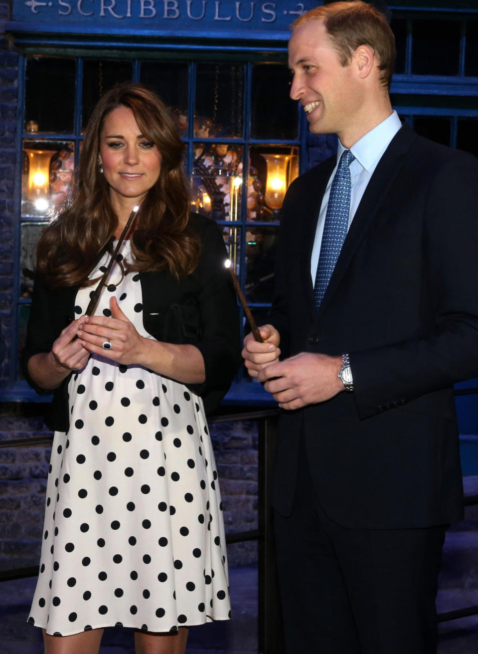 Wenn man ein schönes Umstandskleid findet, ist es egal von welcher Marke es ist. Als Herzogin Kate mit George schwanger war, überraschte sie mit einem verspielten Polka-Dots-Kleidchen von Topshop.
