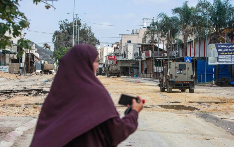 Israeli military units drive through the Nour Shams refugee camp.  The operation took more than 24 hours.  Israeli forces killed more than five Palestinians and injured dozens during their raid on the Nour Shams Palestinian refugee camp.  Nasser Ishtayeh/SOPA Images via ZUMA Press Wire/dpa