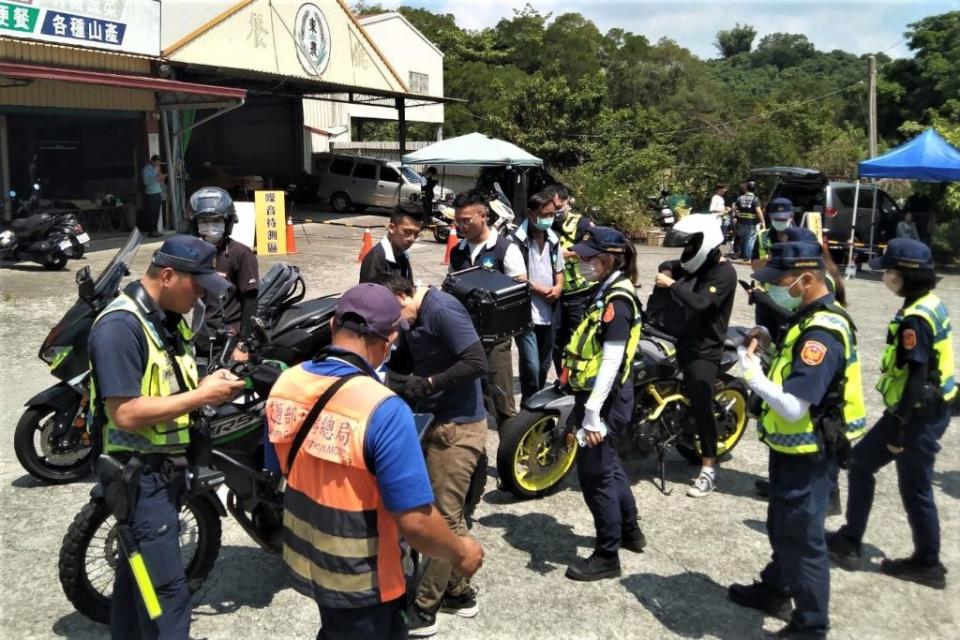 台南環警監於東山橫路休息站前聯合取締改裝噪音車輛。（警方提供）