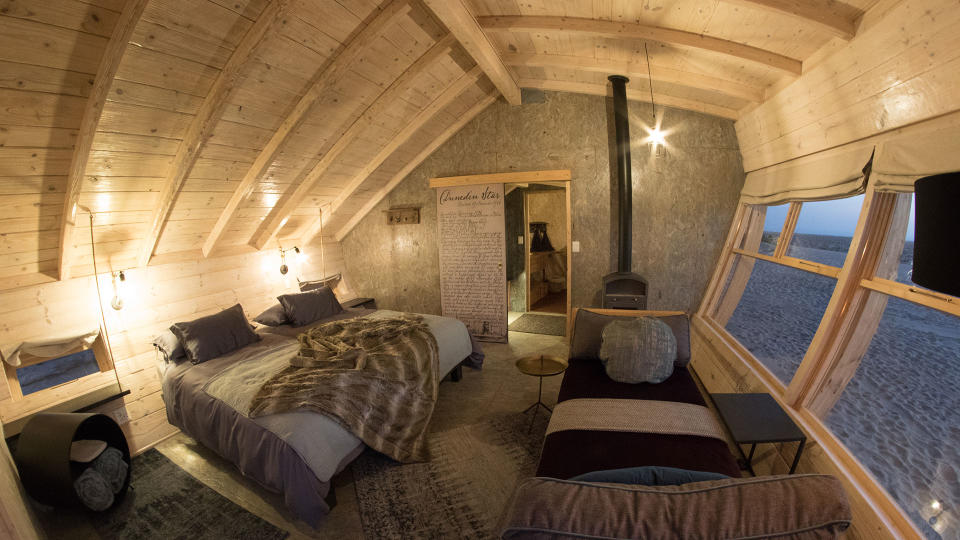 Se trata de un complejo hotelero que cuenta con 10 cabañas de lujo dobles y dos familiares. Tal y como se aprecia en las fotos, el interior de ellas es muy acogedor.<br><br>Foto: <a href="http://shipwrecklodge.com.na/" rel="nofollow noopener" target="_blank" data-ylk="slk:Shipwreck Lodge;elm:context_link;itc:0;sec:content-canvas" class="link ">Shipwreck Lodge</a>