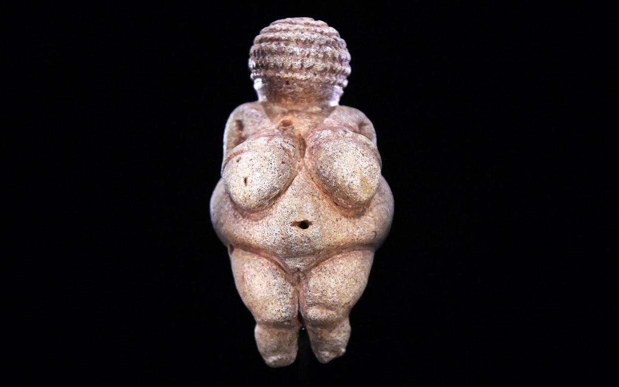 Die Venus von Willendorf misst nur knapp elf Zentimeter. Aufgrund ihrer "öffentlich zur Schau gestellte Nacktheit" ist sie allerdings ein großes Ärgernis für den Algorithmus von Facebook und Co. (Bild: Helmut Fohringer / AFP via Getty Images)