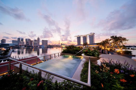 Fullerton Bay Hotel’s jacuzzi is a luxurious spot for a sun set (Fullerton Bay Hotel)