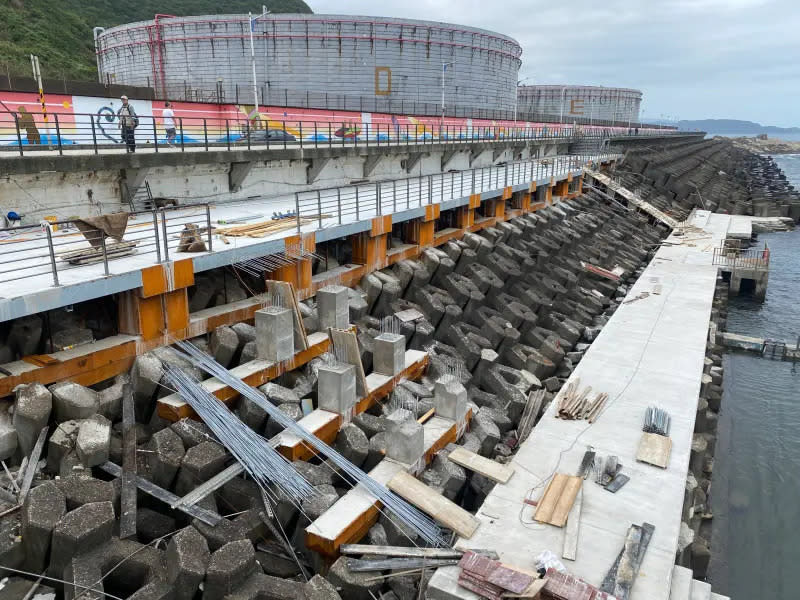 ▲基隆外木山海興游泳池整建工程，工人正趕工施作，希望盡早開放供民眾使用。（圖 ／基隆市政府產業發展處提供）