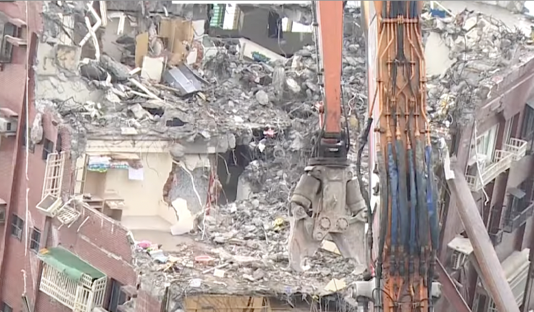 ▼花蓮天王星大樓目前正在進行24小時的拆除作業。（圖／東森新聞）