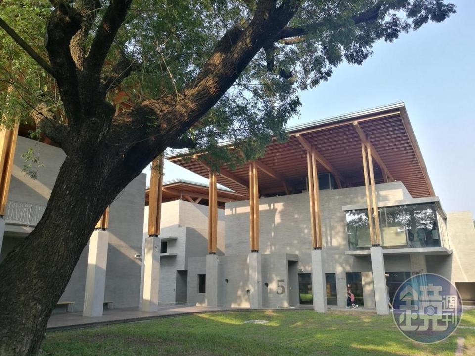 各館建築圍繞著園區中心的「雨豆樹廣場」。 