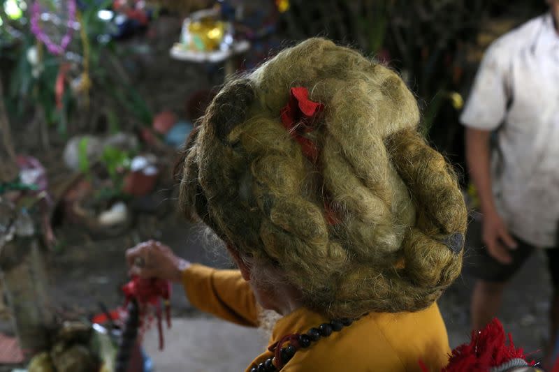 Nguyen Van Chien, de 92 años, se sienta para mostrar su cabello de 5 metros de largo que, según él, no se ha cortado durante casi 80 años, en su casa en la provincia de Tien Giang, Vietnam