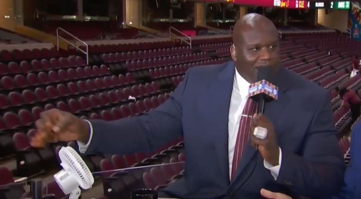 Shaquille O’Neal amenaza a Charles Barkley con una alita de pollo.