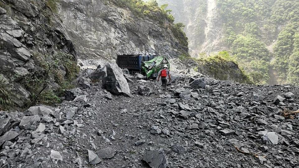 花蓮縣昨天發生規模7.2地震，至今已造成10死，照片為道路坍方照示意圖。   圖：翻攝自花蓮縣消防局臉書（資料照）