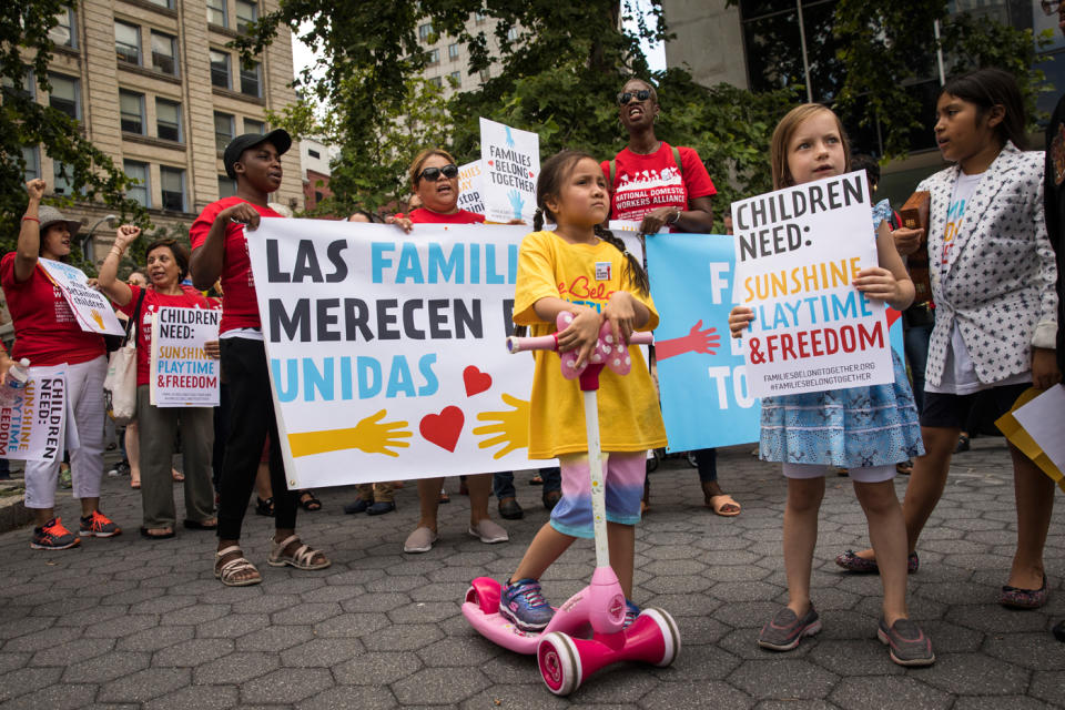 <p>Aktivisten und zahlreiche Kinder protestieren nahe der New Yorker Niederlassung des U.S. Immigration and Customs Enforcement (ICE) gegen Donald Trumps Einwanderungspolitik. (Bild: Drew Angerer/Getty Images) </p>